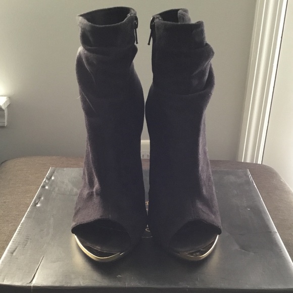 Gold Plate Toe Stilettos - Picture 4 of 4